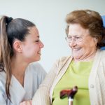 Terapeuta Ocupacional atendiendo a una paciente