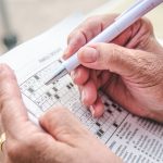 Persona mayor realizando una ficha cognitiva