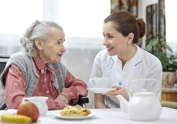 Terapeuta Ocupacional trabajando alimentación en geriatría
