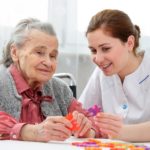 Sesión de terapia ocupacional en geriatría